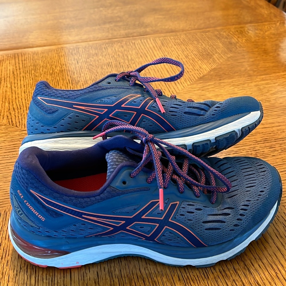 WOMENS ASICS CUMULUS 20 SIZE 8.5 RUNNING SHOES
